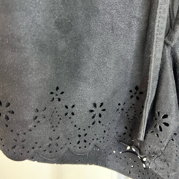 Garage faux suede black eyelet design elastic waist lightweight shorts Large EUC - Picture 3 of 8